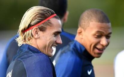 Griezmann y Mbappe durante una sesin de entrenamiento en Clairefontaine.