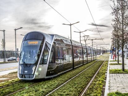 Un tranvía circula por Luxemburgo.