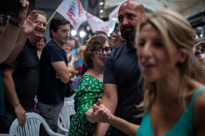 Daz saluda a asistentes al mitin de Sumar en Villaverde (Madrid), este domingo.

