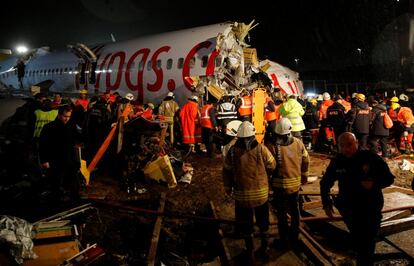 Los servicios de emergencia inspeccionan el avión Boeing 737 de la compañía Pegasus Airlines tras su accidente.
