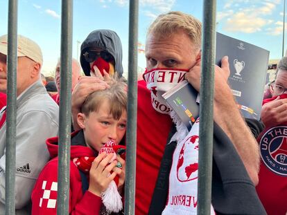 Un niño, hincha del Liverpool, llora a las puertas del Stade de France en medio de los controles de seguridad que han retrasado el arranque de la final. 