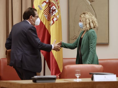 Enrique Arnaldo saluda a la presidenta del Congreso de los Diputados.