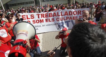 Trabajadores de RTVV celebraron ayer por la ma&ntilde;ana una asamblea ante las instalaciones de Burjassot.