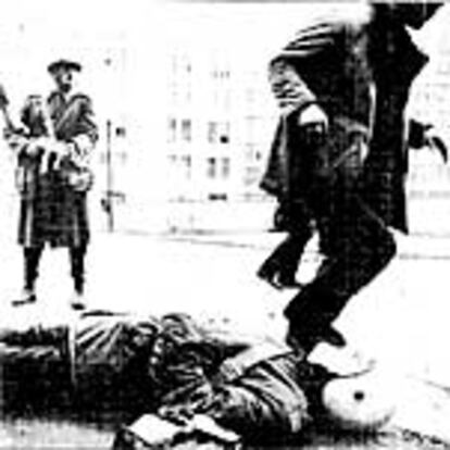 Un soldado abatido por los leales a Ceaucescu yace en la calle Bucarest