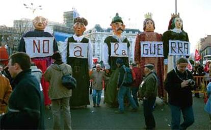 Gigantes cabezudos durante la manifestación del sábado 15 de febrero.