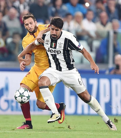 Franco Vazquez (i) y Sami Khedira intentan hacerse con el balón.