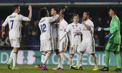 Los jugadores del Madrid celebran la victoria.