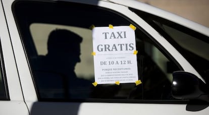 Uno de los taxis que se ha sumado a la protesta de Valencia para exigir una nueva regulación del sector.