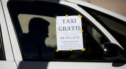 Uno de los taxis que se ha sumado a la protesta de Valencia para exigir una nueva regulaci&oacute;n del sector.