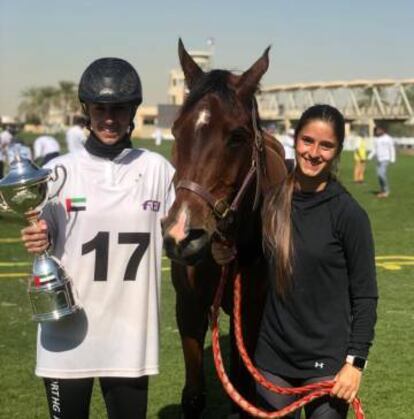 Maialen, con la copa por un tercer puesto, y Naroa Calvo.