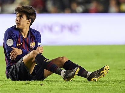 Riqui Puig, tras sufrir una falta.