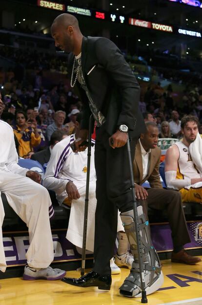 Kobe Bryant, con muletas en el banquillo de los Lakers