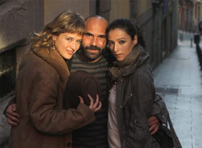 Las actrices Marta Larralde (a la izquierda) y Pilar Alonso junto al director Sergio Candel.