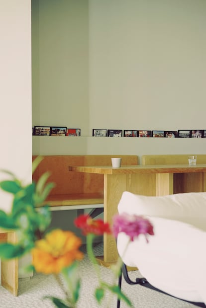 Al tratarse de una vivienda de playa, todo está concebido y diseñado para ser práctico y funcional. La pareja participó en el diseño de la mesa y las sillas de madera del comedor.