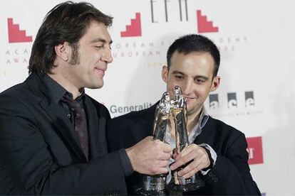 Javier Bardem (izquierda) y Alejandro Amenábar, tras recibir sus premios al mejor actor y mejor director, respectivamente.