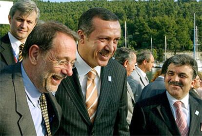 De izquierda a derecha, Javier Solana y los turcos Recep Tayyip Erdogan y Abdullah Gül, ayer en Salónica.
