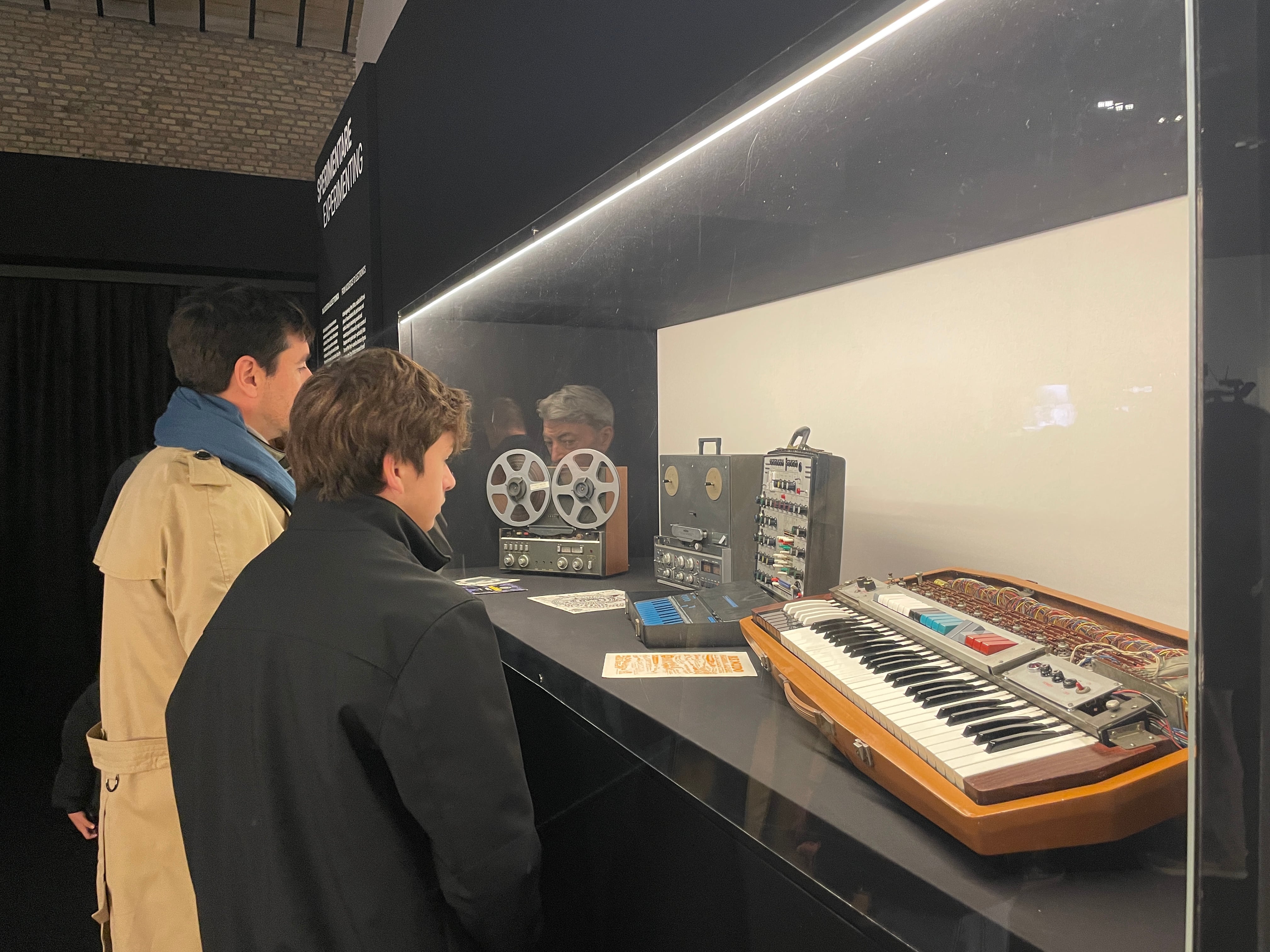 El primer sintetizador portátil de la historia, el EMS Synthi AKS, en la exposición 'Otra vida'.