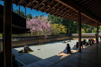 Los jardines del templo del Dragón Pacífico, patrimonio mundial y bellísimos con el estallido de la primavera, cuentan con diversos puntos de interés (un lago con islas, una casa de té, flores en temporada), pero deben su fama al jardín seco, típicamente zen, formado por una grava meticulosamente rastrillada y 15 rocas cubiertas de musgo dispuestas de tal manera que nunca pueden verse más de 14 desde un mismo punto. Los expertos afirman que su magia reside en la disposición de las piedras y el espacio que hay entre ellas. El mirador está normalmente abarrotado y no facilita la meditación, por lo que conviene visitarlo temprano y entre semana.