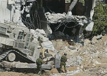 Soldados israelíes proceden a demoler la casa de Hebrón donde ha muerto el dirigente de la Yihad.