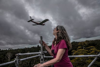 Luciana Gatti miraba una avioneta de recogida de muestras desde una torre de observación en el bosque nacional de Tapajós, en mayo de 2023. 