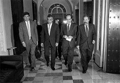 De izquierda a derecha, Manuel Pimentel (entonces secretario general de Empleo), Arenas, Chaves y Guillermo Gutiérrez (ex consejero de Trabajo), antes de una reunión en Sevilla en febrero de 1998, en la que se acordó abrir la negociación técnica sobre las políticas activas de empleo un mes después.