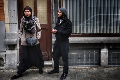 Dos musulmanes en el barrio de Schaerbeek, muy cerca de la casa donde los terroristas que atentaron en el aeropuerto se alojaron. Nadie en la zona afirma haberles visto.