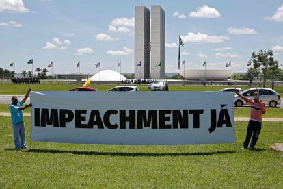 O sábado foi marcado por carreatas pedindo o impeachment de Jair Bolsonaro em algumas capitais. Brasília, Rio de Janeiro e São Paulo registraram protestos. Na foto, faixa de protesto em Brasília 