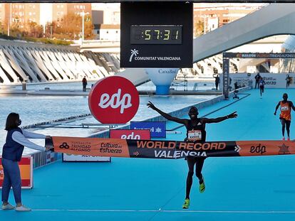 El atleta keniata Kibiwott Kandie cruza la meta en el medio maratón de Valencia.