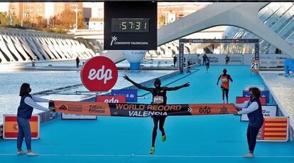 El atleta keniata Kibiwott Kandie cruza la meta en el medio maratón de Valencia.