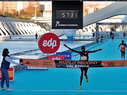 El atleta keniata Kibiwott Kandie cruza la meta en el medio maratón de Valencia.