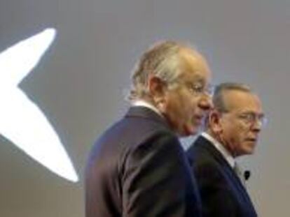 El presidente y el consejero delegado de CaixaBank, Isidre Fainé (d), y Juan María de Nin, respectivamente. EFE/Archivo