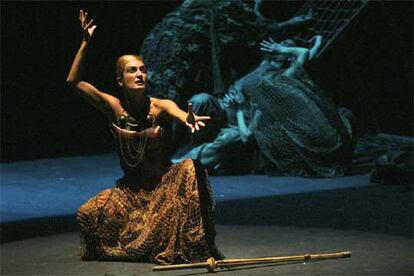 María Martínez de Tejada, en el papel de Medea-tierra, en una escena de 'Medea', de la compañía Atalaya.