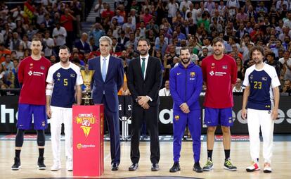 Antonio Martín (3i) y Jorge Garbajosa (c), con Claver (i), Rudy (2i), Ribas (3d), Oriola (2d) y Llull (d).