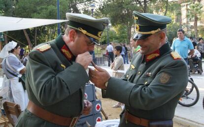 Dos oficiales nazis en una de las recreaciones bélicas del encuentro histórico-cultural 'Revive la Historia… de Cine' de 2010, en Murcia.