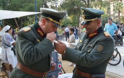 Dos oficiales nazis en una de las recreaciones b&eacute;licas del encuentro hist&oacute;rico-cultural &#039;Revive la Historia&hellip; de Cine&#039; de 2010, en Murcia. 