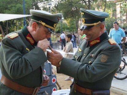 Dos oficiales nazis en una de las recreaciones b&eacute;licas del encuentro hist&oacute;rico-cultural &#039;Revive la Historia&hellip; de Cine&#039; de 2010, en Murcia. 