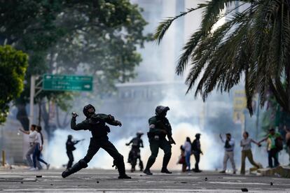 La policía lanza un bote de gas a manifestantes que protestan contra la reelección de Nicolás Maduro, el 29 de julio en Caracas. 