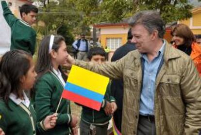 Imagen cedida por la Presidencia de Colombia del presidente, Juan Manuel Santos (d), y la canciller, María Angela Holguín (d-atrás), este 1 de agosto, en Pasto, Nariño.