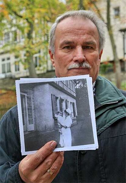 Hans Ullrich Wesch muestra su foto de niño ario seleccionado en 1943.