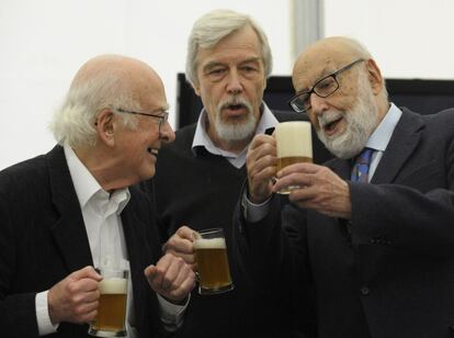 Los físicos Peter Higgs (i) y François Englert (d), brindan con el director general del Centro Europeo de Física de Partículas, Rolf Heuer (c), en Oviedo.