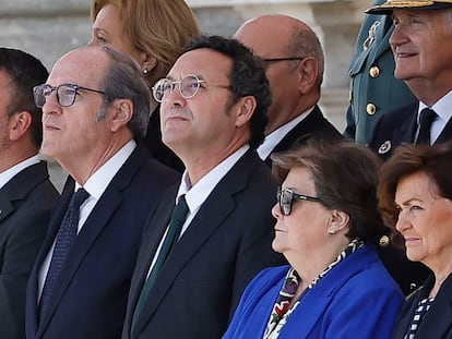 Álvaro García Ortiz (tercero por la izquierda), entre el defensor del Pueblo y la presidenta del Tribunal de Cuentas, este miércoles durante el acto conmemorativo del bicentenario de la Policía Nacional en el Palacio Real.