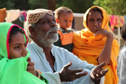 Ahmed Lahi Daya es un agricultor de 65 años. Espera, junto a varios miembros de su familia, a la entrada del Hospital en Dera Murad Jamali para que los médicos evalúen el estado de salud de su nieto. "Somos campesinos. Trabajamos todo el día, desde que amanece hasta que anochece. A veces enfermamos y tenemos que venir a este hospital. No podemos darnos el lujo de ir a una clínica privada. Desde hace cuatro o cinco años, traigo a mis hijos aquí cuando tienen diarrea o vómitos. Los médicos de MSF dicen que mi nieto Abdurraman está desnutrido. Tiene ocho meses y ha estado en observación cinco días, en los que le han dado medicamentos. Ahora está bien y le van a dar el alta pronto.Le estamos esperando aquí fuera porque dentro solo hay sitio para que le acompañe la madre. Así que vamos a dormir a la intemperie con una manta mientras esperamos a que salgan".