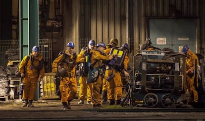 Un grupo de rescatistas entran en la mina de carbón de Karvina, entre República Checa y Polonia, donde 13 mineros han perdido la vida tras una explosión.