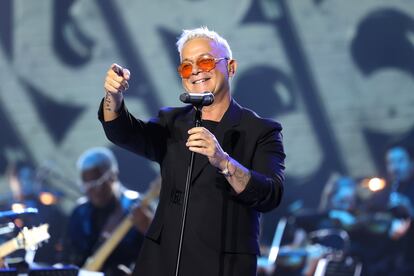 Alejandro Sanz saluda durante una presentación en Sevilla (España), en noviembre de 2023.