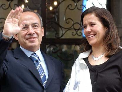 El candidato conservador a la presidencia de México, Felipe Calderón, y su esposa Margarita, saludan tras conocer la resolución final del Tribunal Electoral.