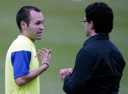 Andrés Iniesta habla con el doctor Ricard Pruna durante el entrenamiento de ayer.