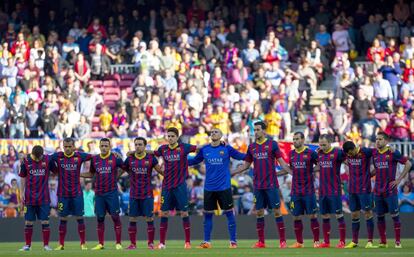Los jugadores del Barcelona, durante el minuto de silencio por la muerte del exjugador del club Isidre Flotats.