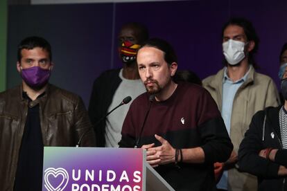 Pablo Iglesias, candidato de Podemos, durante su comparecencia tras conocer los resultados electorales. El líder de UP deja el partido y la política para permitir una renovación en la formación. "Podemos debe trabajar nuevos liderazgos sin ningún tapón o una figura que sirva para ensombrecer. Los nuevos rostros serán femeninos", ha declarado.