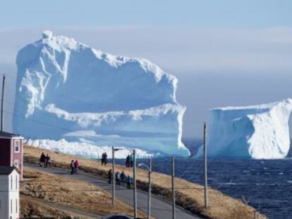El bloque de hielo sobresale 50 metros del mar se encuentra cerca de la costa este del país