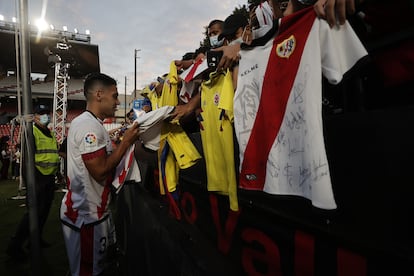 Radamel Falcao firma camisetas el pasado 16 de septiembre, día de su presentación en el estadio de Vallecas.